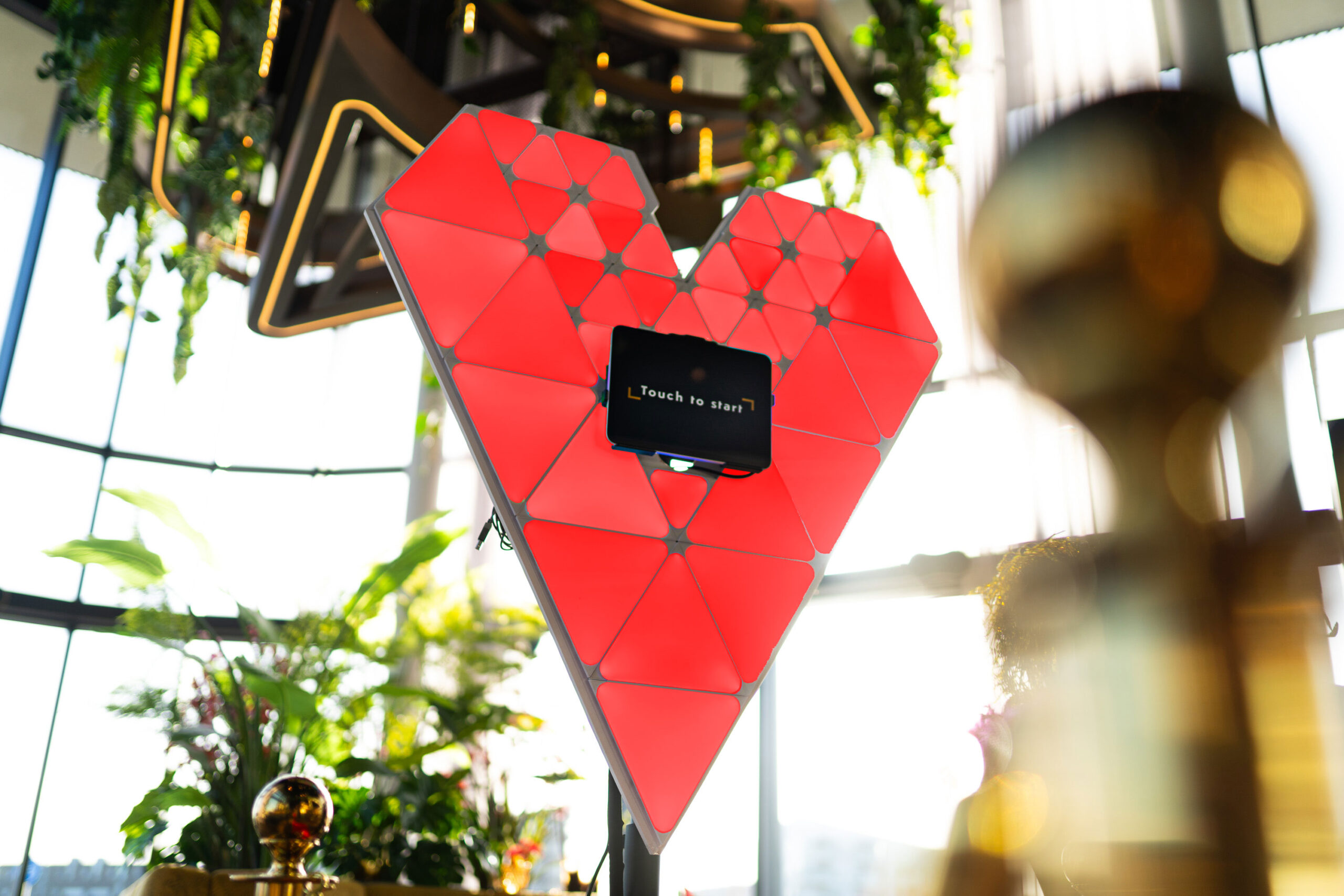 Love photobooth met levensgroot LED-hart op een bruiloft