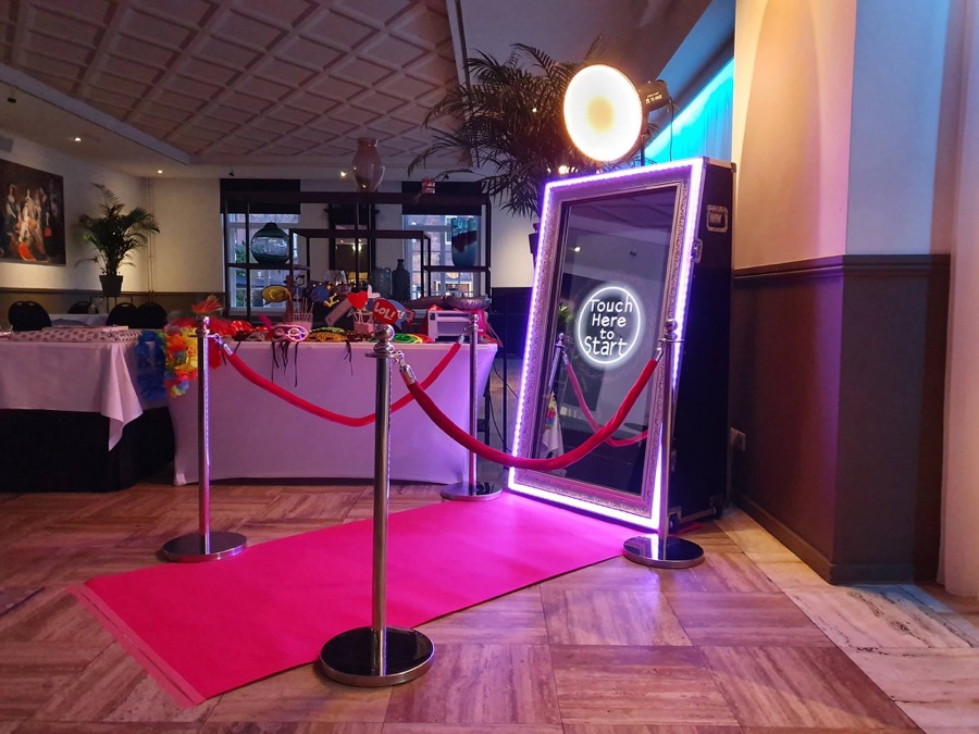 Magische spiegel photobooth met roze loper op een feest