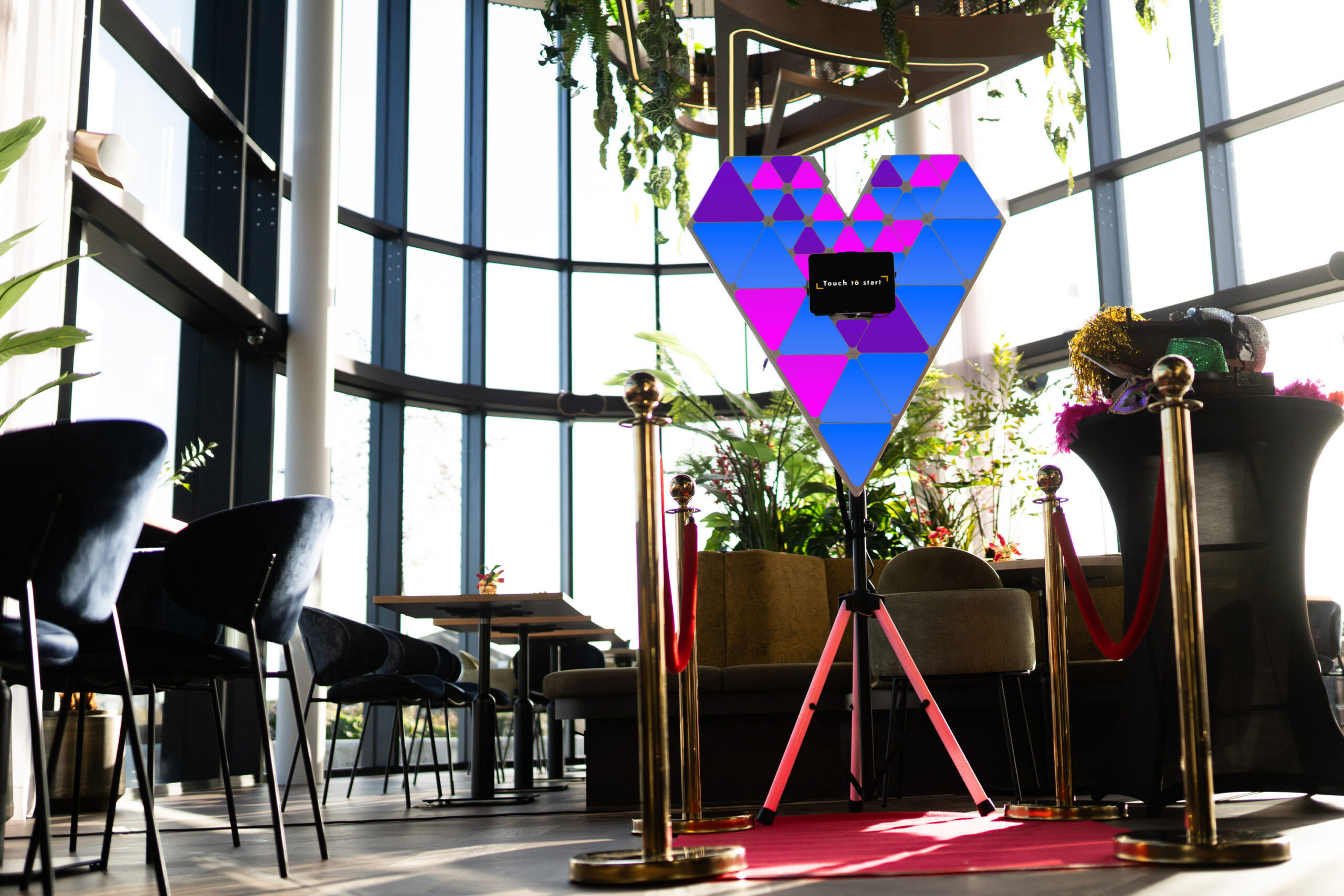 Love photobooth met het LED-hart in felle discokleuren