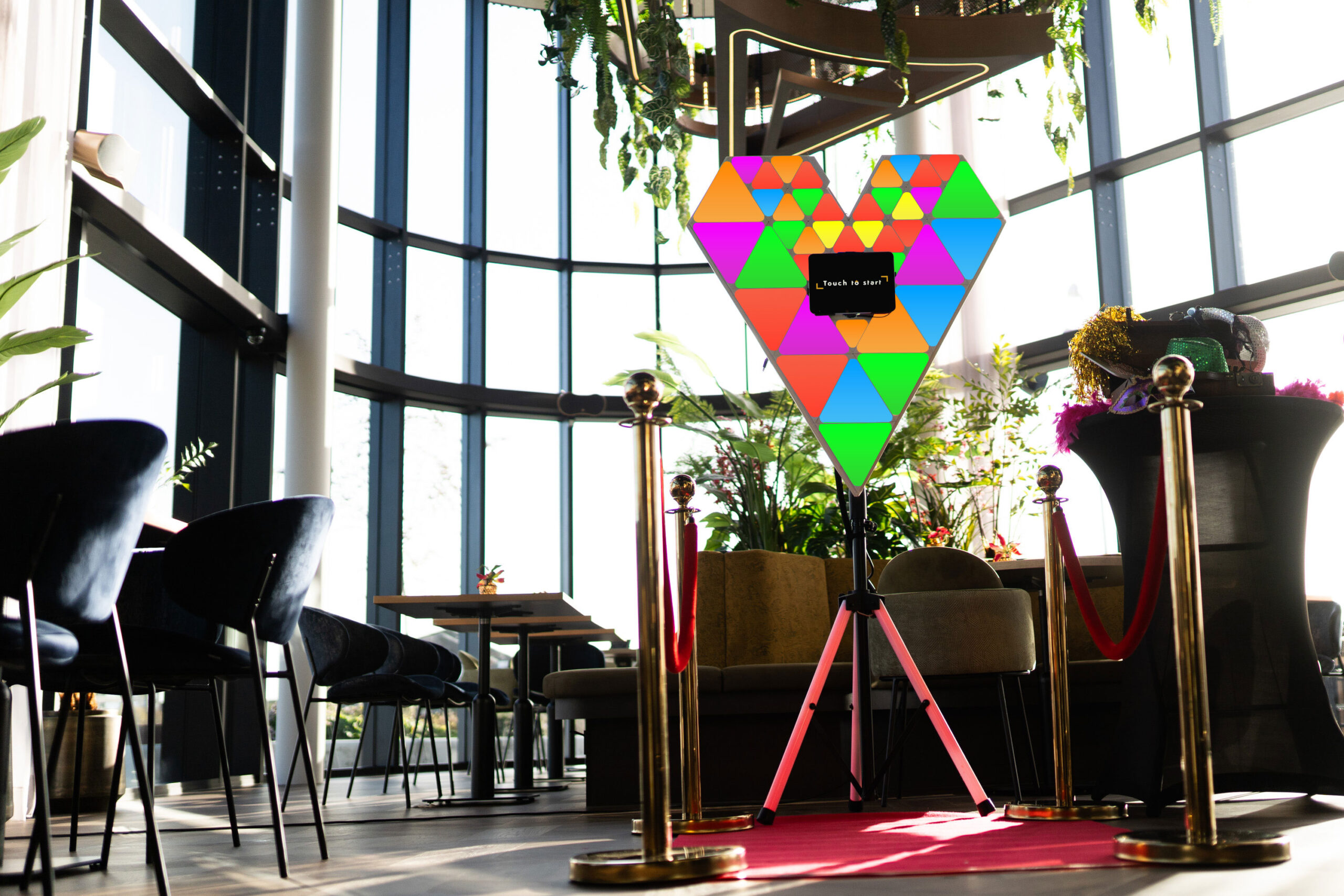 Love photobooth met het LED-hart in volle regenboogkleuren