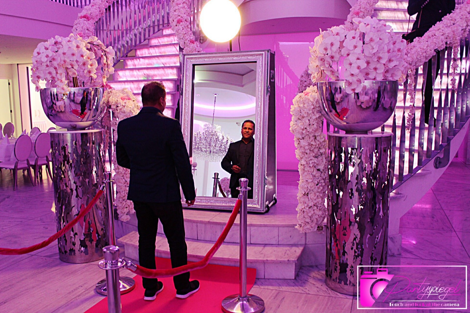 Partyspiegel met bloemen in een chique ballroom