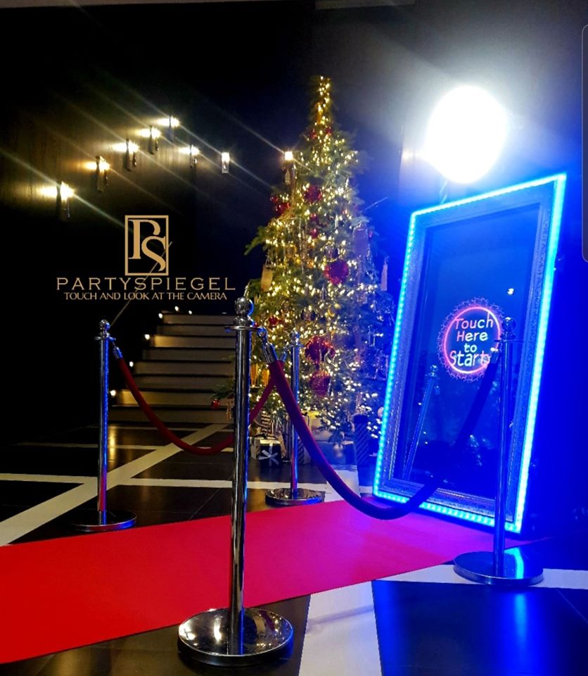Spiegel photobooth met rode loper als eyecatcher op een gala