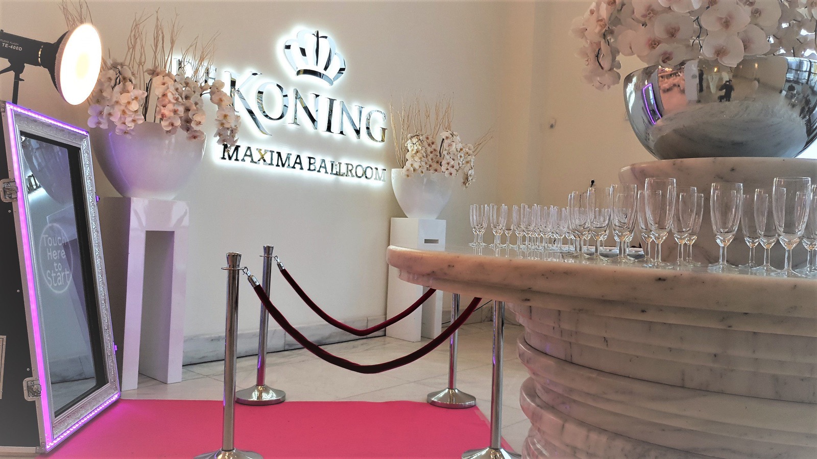 Partyspiegel opgesteld in een ballroom met champagne
