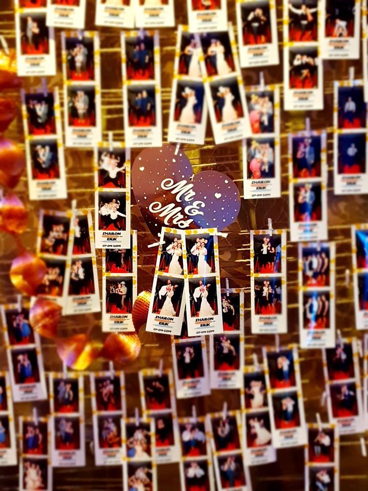 Wand vol geprinte fotostrips met Mr & Mrs